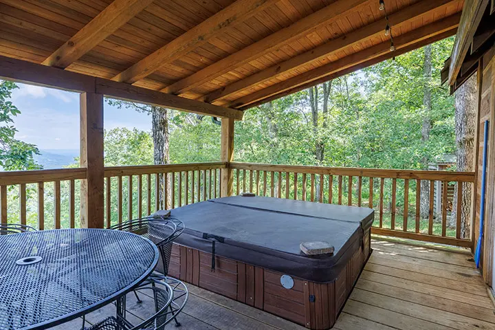 A hot tub on the deck of a cabin in pigeon forge.